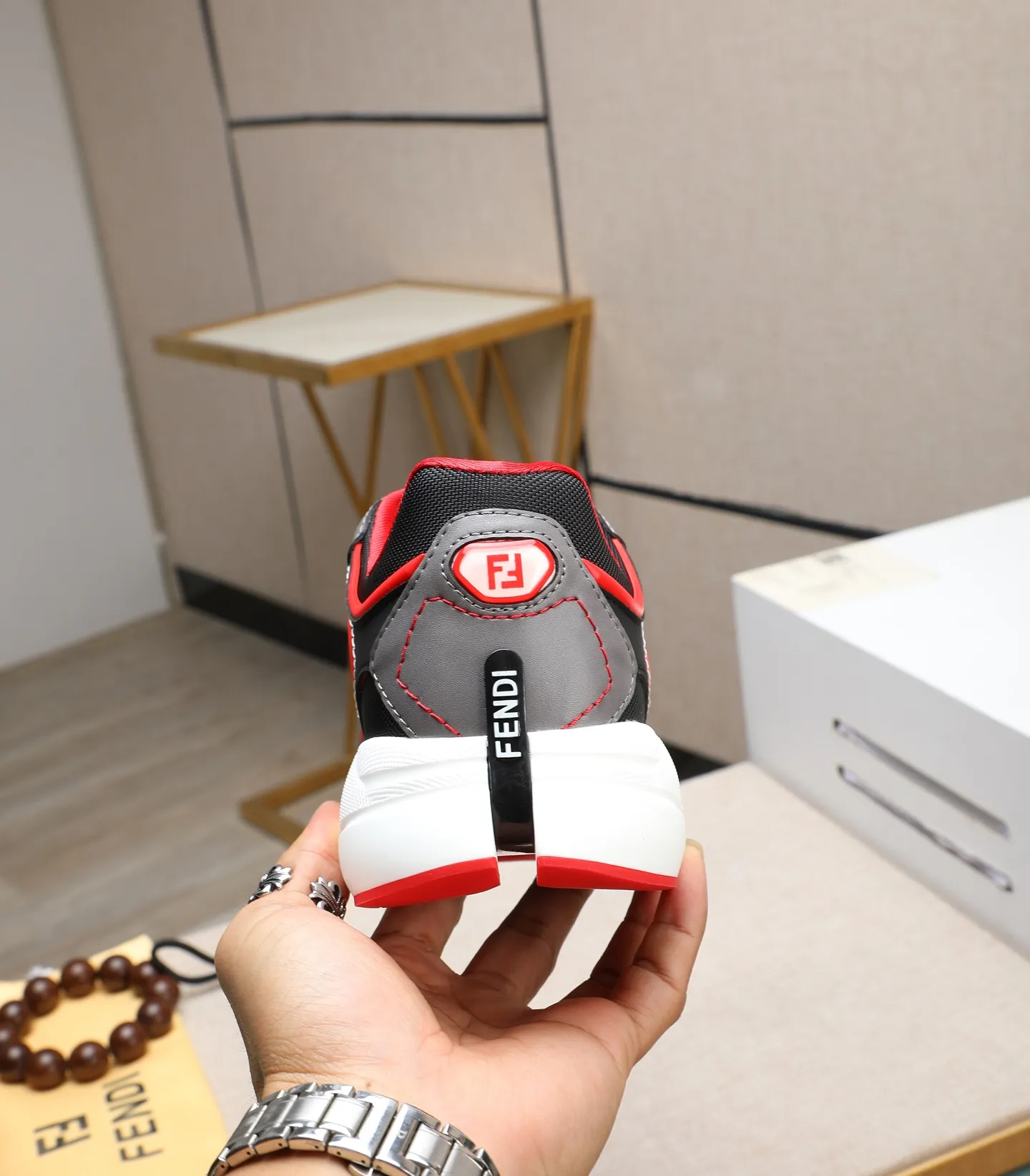 Ex-factory price 760 (high version) [Fendi] Fendi’s latest casual shoes for men! Available at counters simultaneously! A one-to-one replica of the original. Made entirely of imported top-grain calfskin, the interior is made of top-grain water-dyed cowhide, and the original factory-supplied rubber outsole. Leading new fashion concepts. Matching code: 39-44. 38.45 can be customized and cannot be returned or exchanged!